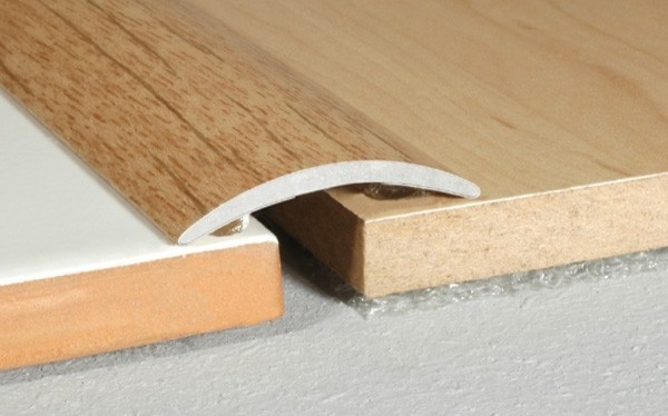 A03 prechodová lišta 3cm samolepiaca / INOX (2,7 m)