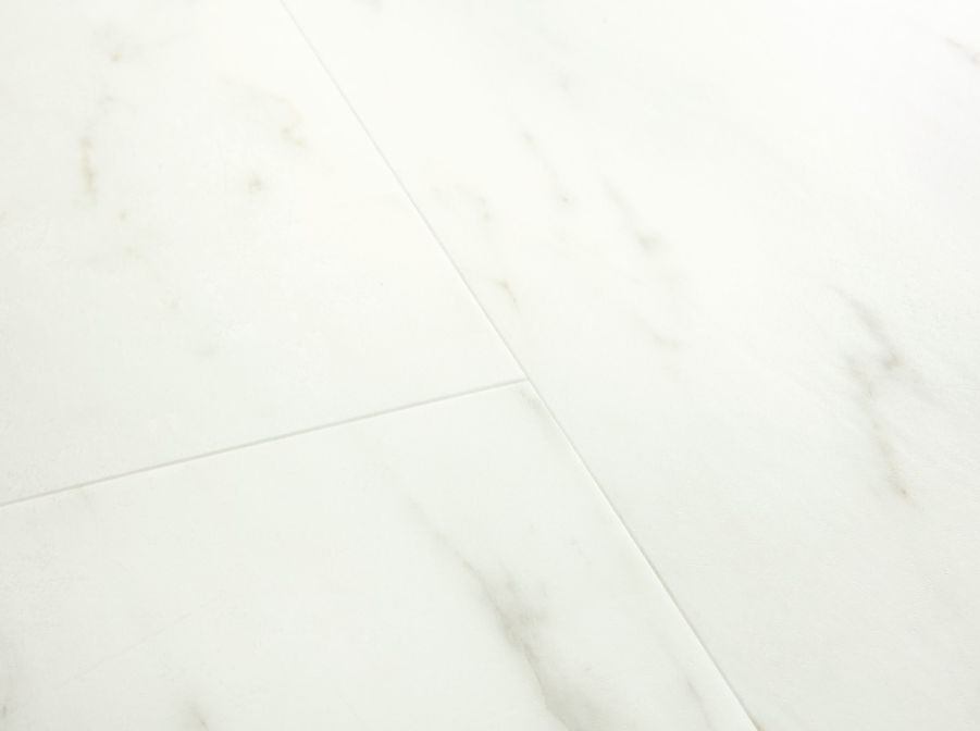 Kompozitná podlaha - QUICK STEP /Alpha Vinyl dlaždice 4+1/33 4Vaq AQ / MRAMOR BIELY CARRARSKÝ AVSTU40136